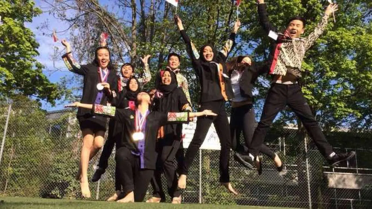 Pelajar Indonesia memborong beberapa medali sekaligus di International Conference of Young Scientist (ICYS) 2017 di Stuttgart, Jerman. Kredit Foto: Tim Indonesia di ICYS 2017