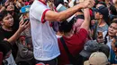 Selama jogging di kawasan SUGBK, Ganjar kerap diserbu warga yang meminta foto dan berjabat tangan dengannya. (Liputan6.com/Faizal Fanani)