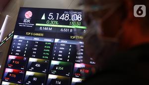 Pekerja melintas di dekat layar digital pergerakan saham di Gedung BEI, Jakarta, Rabu (14/10/2020). Pada pembukaan perdagangan pukul 09.00 WIB, IHSG masih naik, namun tak lama kemudian, IHSG melemah 2,3 poin atau 0,05 persen ke level 5.130, 18. (Liputan6.com/Angga Yuniar)