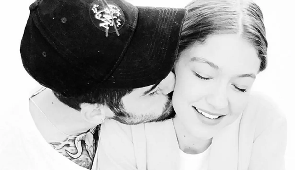 Selain itu, Zayn Malik juga mengunggah foto seperti sketsa dimana ia dan Gigi Hadid tampak mesra. Zayn pun menuliskan kalimat ucapan ulang tahun di unggahannya, “Happy Birthday to My Everything,” tulis Zayn Malik. (Instagram/zaynmalik)