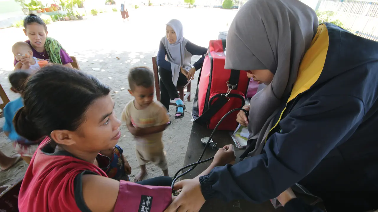 Tim Pencerah Nusantara sedang melakukan intervensi program kesehatan di masyarakat