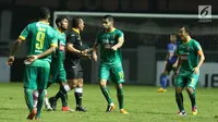 Pemain Sriwijaya FC melakukan protes kepada wasit Dodi Setia P saat melawan Persija di lanjutan Liga 1 Indonesia di Stadion Wibawa Mukti, Cikarang Kab Bekasi, Jumat (16/6). Persija unggul 1-0. (Liputan6.com/Helmi Fithriansyah)