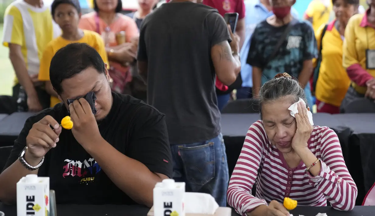 Peserta terlihat mulai berjuang memakan cabai yang tercatat menjadi cabai terpedas di dunia. (AP Photo/Aaron Favila)
