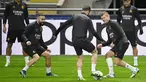 Pemain Real Madrid #08 Toni Kroos, #02 Dani Carvajal (2K) dan rekan satu timnya menghadiri sesi latihan menjelang matchday 3 Grup C Liga Champions 2023/2024, di Stadion Muncipal de Braga, Senin (23/10/2023). (MIGUEL RIOPA / AFP)
