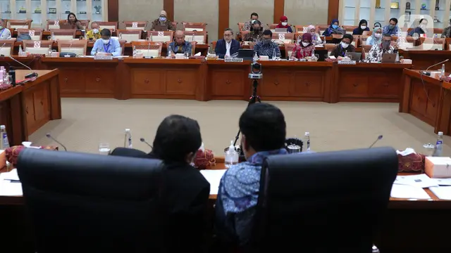 Raker dengan Komisi VI DPR, Mendag Zulkifli Hasan Tunjukkan Minyakita