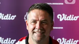 Mantan pemain sepak bola asal Inggris Michael Owen saat tiba di Bandara Soekarno Hatta, Tangerang, Banten, Selasa (20/8/2022). Mantan pemain Manchester United (MU) itu tiba di Bandara Soekarno Hatta sekitar pukul 08.00 WIB. (Liputan6.com/Johan Tallo)
