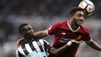 Pemain Liverpool, Joe Gomez (kanan) mghalau bola dari kejaran pemain Newcastle United, Christian Atsu pada lanjutan Premier League di St James Park, Newcastle, (1/10/2017). Liverpool bermain imbang 1-1. (Owen Humphreys/PA via AP)