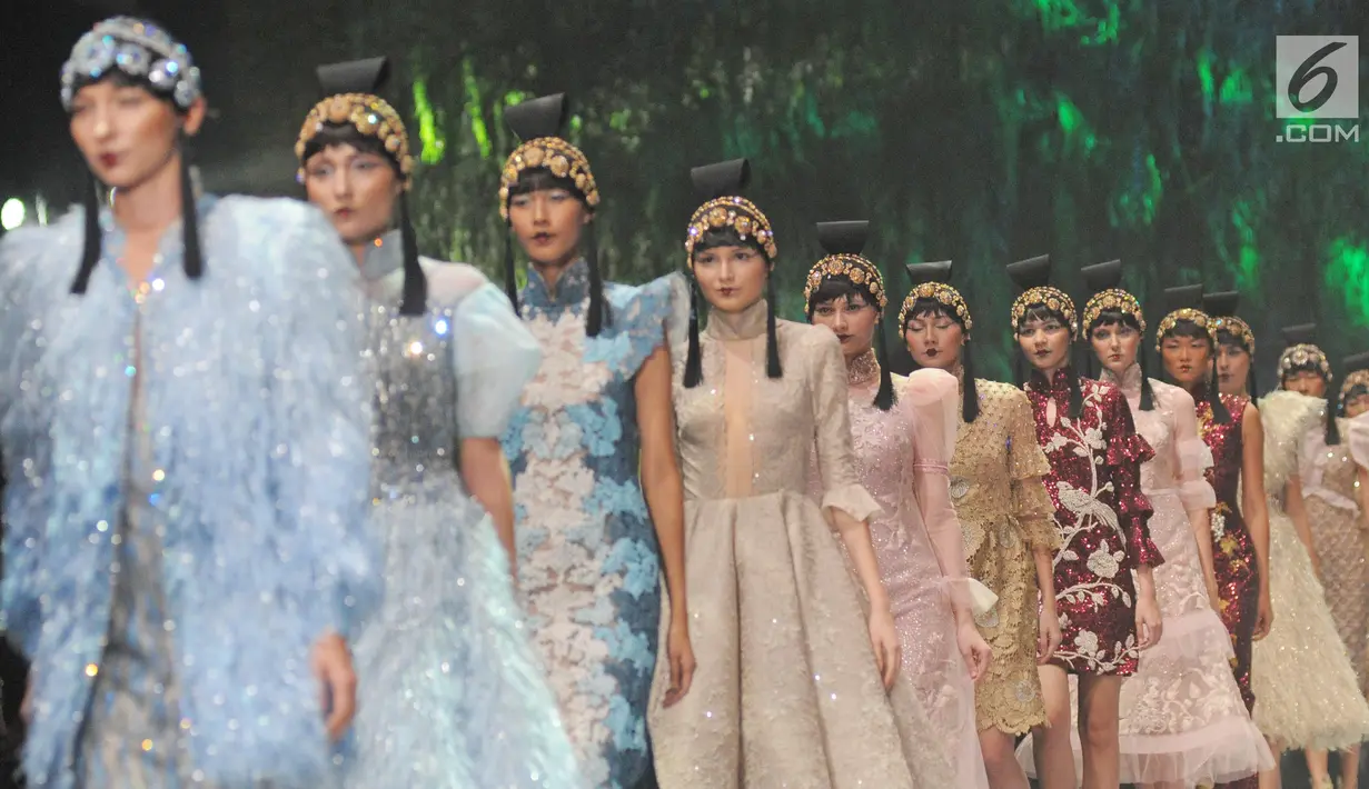 Sejumlah model berjalan di atas catwalk mebawakan rancangan karya Sebastian Gunawan di peragaan busana Aqua Reflections x Sebastian Gunawan di Jakarta, Senin (5/2). (Liputan6.com/Herman Zakharia)