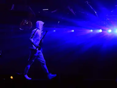 Rapper asal AS, Eminem saat tampil di atas panggung selama Coachella Valley Music and Arts Festival 2018 di Empire Polo Field di Indio, California (15/4). Festival Coachella ini sudah ada sejak 1999. (AFP Photo/Christopher Polk)