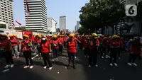 Dua lajur jalan digunakan massa aksi, hingga lalu lintas di lokasi terjadi kemacetan. (Liputan6.com/Johan Tallo)