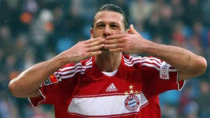 Gaya selebrasi bek Bayern Muenchen Martin Demichelis seusai mencetak gol.