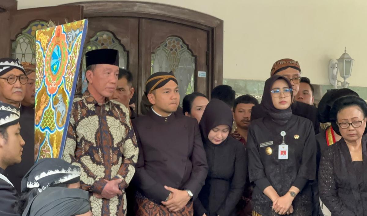 Presiden ke-7 Joko Widodo (Jokowi) melepas keberangkatan jenazah Raja Surakarta Paku Buwono XIII dari Rumah Dinas Wali Kota Solo Loji Gandrung, Rabu (5/11).