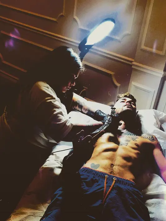 Sementara itu satu foto lagi menunjukkan Zayn mendapatkan tato baru di lokasi yang dekat dengan mata Gigi Hadid. (instagram/zayn)