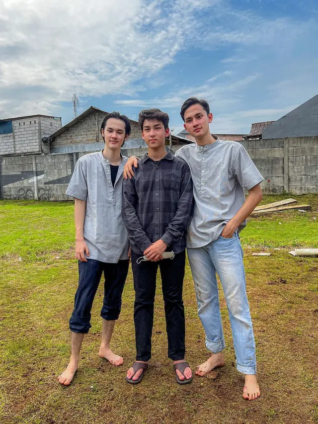 Bintang Dari Jendela SMP hadir di pemakaman Lilys Atmodjo, ibunda Cole Gribble dan Clay Gribble yang meninggal dunia (Foto: Instagram @claygribble)
