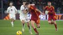 Pemain AS Roma, Paulo Dybala (tengah kanan) berebut bola dengan pemain Torino, Gvidas Gineitis saat laga lanjutan Liga Italia 2023/2024 melawan Torino di Olympic Stadium, Roma, Italia, Selasa, (27/02/2024) dini hari WIB. (AP Photo/Gregorio Borgia)