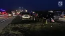 Pemudik beristirahat sembari menyantap makanan untuk berbuka puasa di pinggir ruas jalan tol Cipali KM 187, Kabupaten Cirebon, Jawa Barat, Kamis (30/5/2019). Sejumlah pemudik memilih menggunakan bahu jalan ruas tol untuk berbuka puasa karena penuhnya rest area. (Liputan6.com/Herman Zakharia)