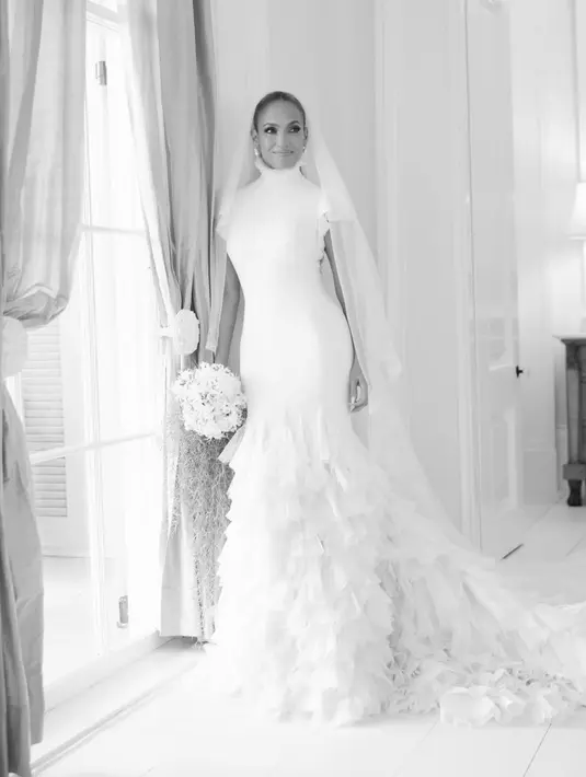 <p>Di hari bahagianya itu, Jennifer Lopez tampil dengan 3 gaun pengantin serba putih dengan desain yang berbeda karya Ralph Lauren. (Instagram/ralphlauren).</p>