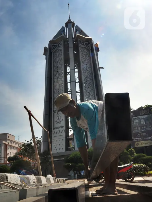 Pekerja menyelesaikan tahap finishing renovasi Tugu Pamulang di Tangerang Selatan, Banten, Jumat (7/1/2021). Proses renovasi Tugu Pamulang yang sempat viral di media sosial beberapa waktu lalu akan diresmikan pada hari Minggu besok lusa. (merdeka.com/Arie Basuki)