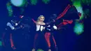 Aksi penyanyi Madonna di atas panggung BRIT Awards 2015 di London, Rabu (25/2/2015) malam. (REUTERS/Toby Melville) 