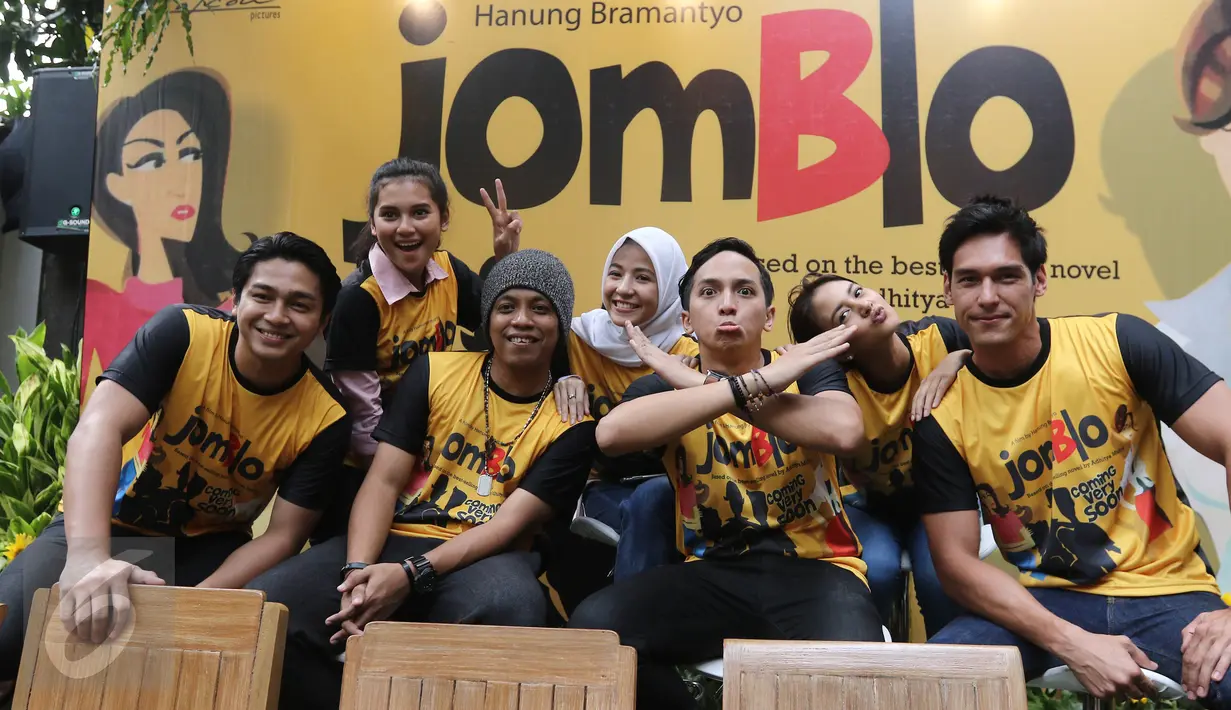 Para pemain Jomblo Coming Very Soon berpose bersama, Jakarta, Kamis (16/3). Untuk versi terbaru, visi seorang Hanung tentang film Jomblo lebih dikedepankan. (Liputan6.com/Herman Zakharia)