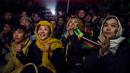 Pendukung Timnas sepak bola Afganistan saat menonton final Piala SAFF antara India melawan Afganistan melalui layar lebar di Taman Shar-e- Naw, Kabul, Afganistan, (3/1/2016). (AFP/Wakil Kohsar)