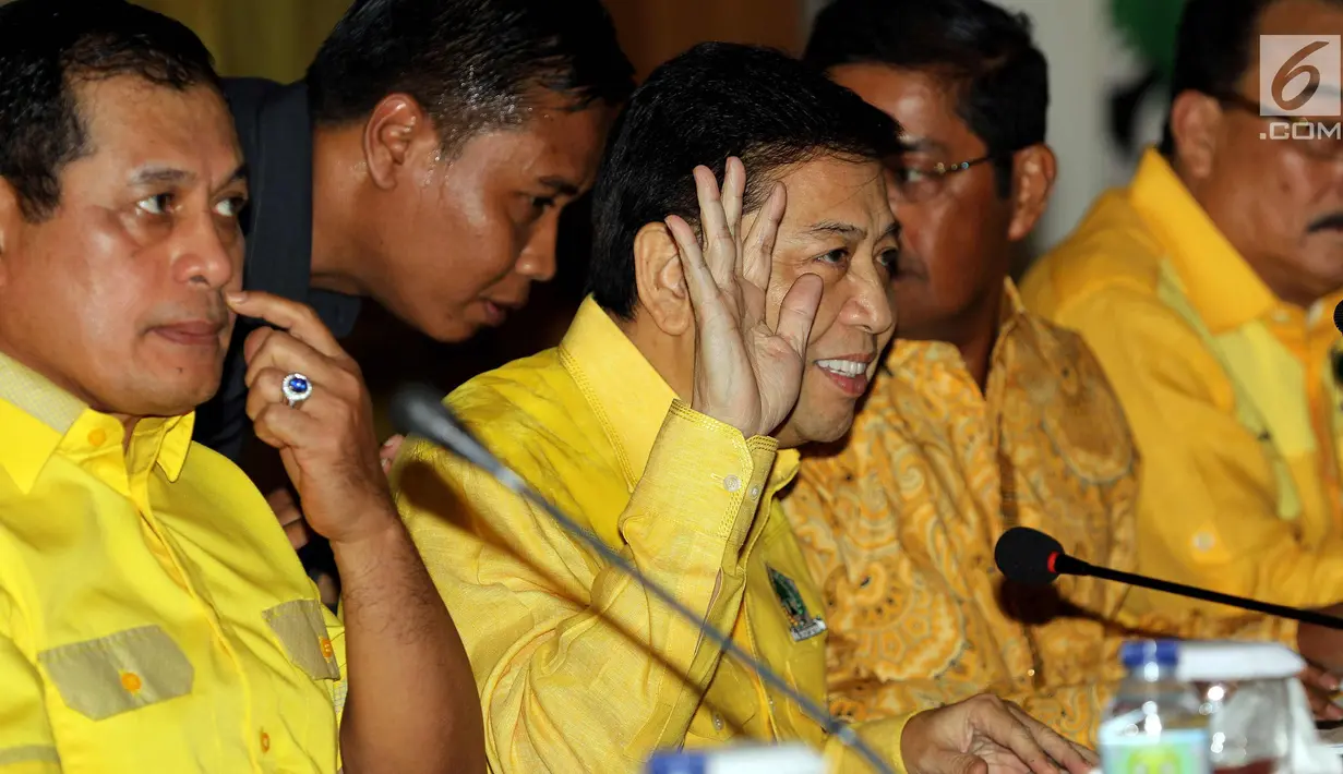 Ketua Umum DPP Golkar Setya Novanto memimpin rapat pleno di Gedung DPP Golkar, Jakarta, Rabu (11/10). Rapat ini dipimpin langsung oleh Setnov setelah dirinya kembali sehat setelah menjalani perawatan di rumah sakit. (Liputan6.com/Johan Tallo)