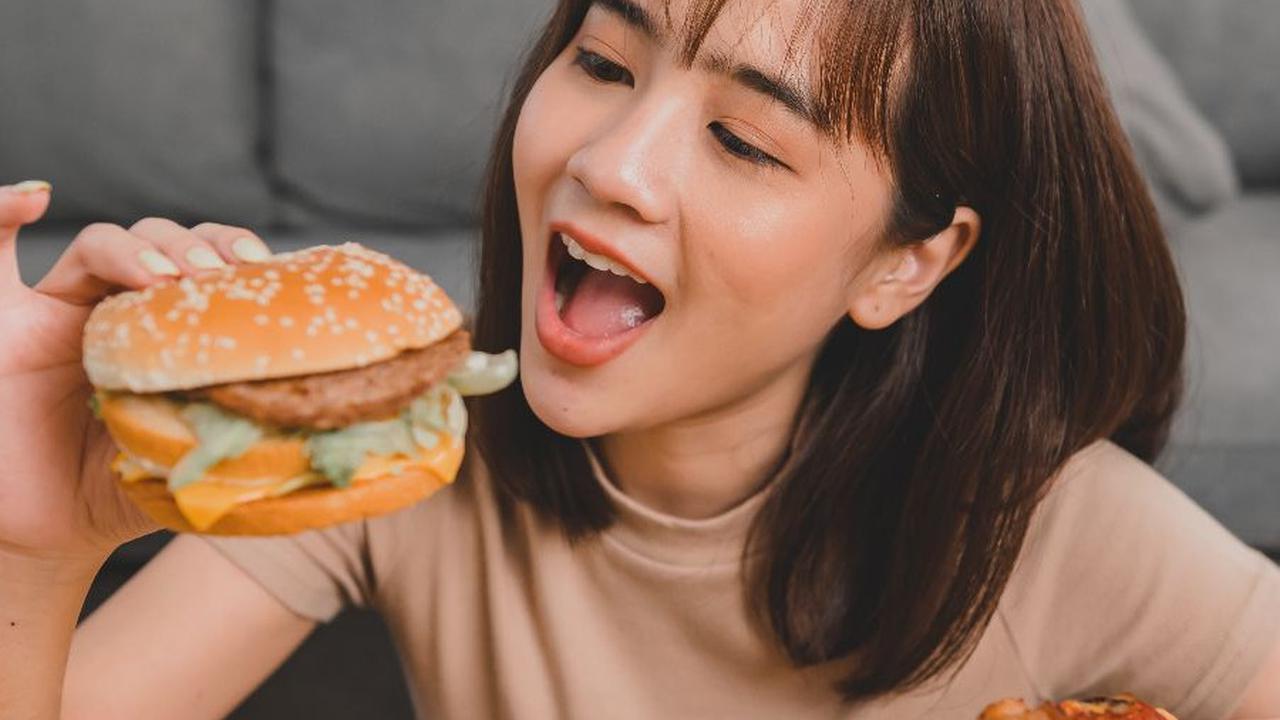 Makan Makanan Cepat Saji
