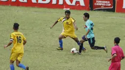Pemain UM, Nur Imam, berusaha melewati pemain UNP pada laga Torabika Cup 2017 di Stadion Cakrawala, Malang, Rabu (22/11/2017). UM menang 2-1 atas UNP. (Bola.com/M Iqbal Ichsan)