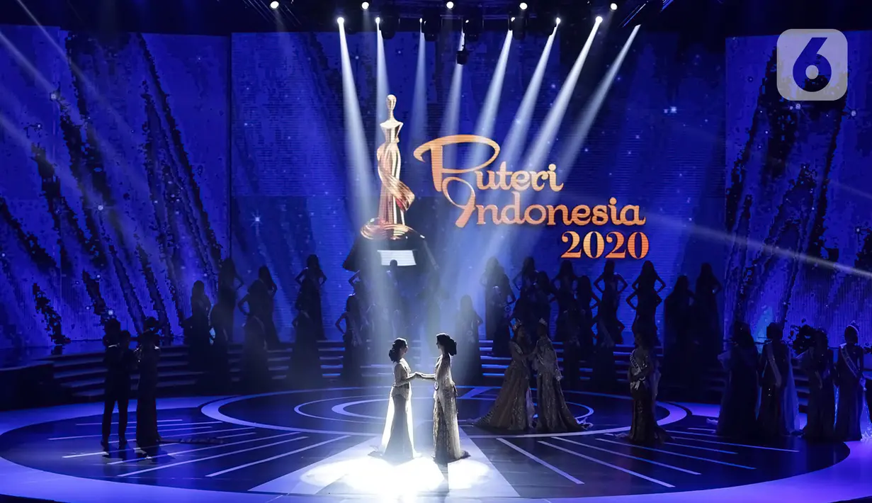 Rr Ayu Maulida Putri (depan, kanan) asal Jawa Timur dan Putu Ayu Saraswati asal Bali menanti pengumuman pemenang Puteri Indonesia 2020 dalam acara malam puncak di Jakarta, Jumat (6/3/2020). Ayu Maulida Putri keluar sebagai pemenang Puteri Indonesia 2020. (Fimela.com/Bambang E Ros)