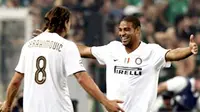 Adriano of Intercelebrates with teammate Zlatan Ibrahimovic after scoring against Panathinaikos&#039; during group B Champions League game at Athens Olympic stadium on September 16, 2008. AFP PHOTO/Aris Messinis