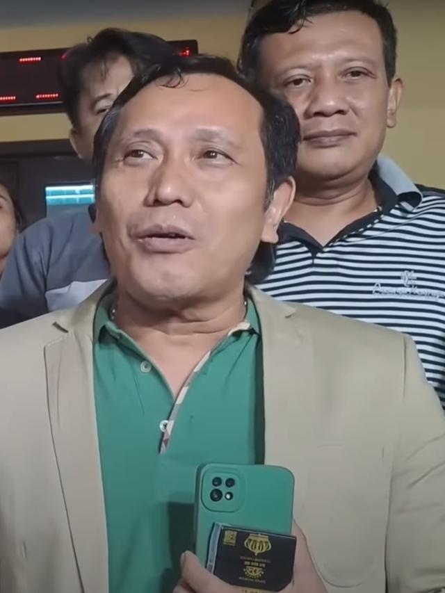Pengacara Saipul Jamil, Raja Simanjuntak, di Polsek Tambora Jakarta Barat, Jumat (5/1/2024). (Foto: Dok. YouTube Intens Investigasi)