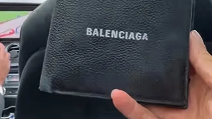 Balenciaga Sebar Undangan Paris Fashion Week dengan Dompet Kulit Usang