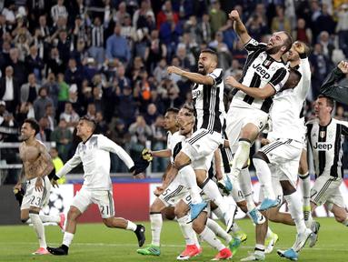 Para pemain Juventus melakukan selebrasi usai memastikan lolos ke final Liga Champions dengan mengalahkan AS Monaco di Stadion Juventus, Turin, Selasa, (09/05/2017). Juventus menang 2-1. (AP/Antonio Calanni)