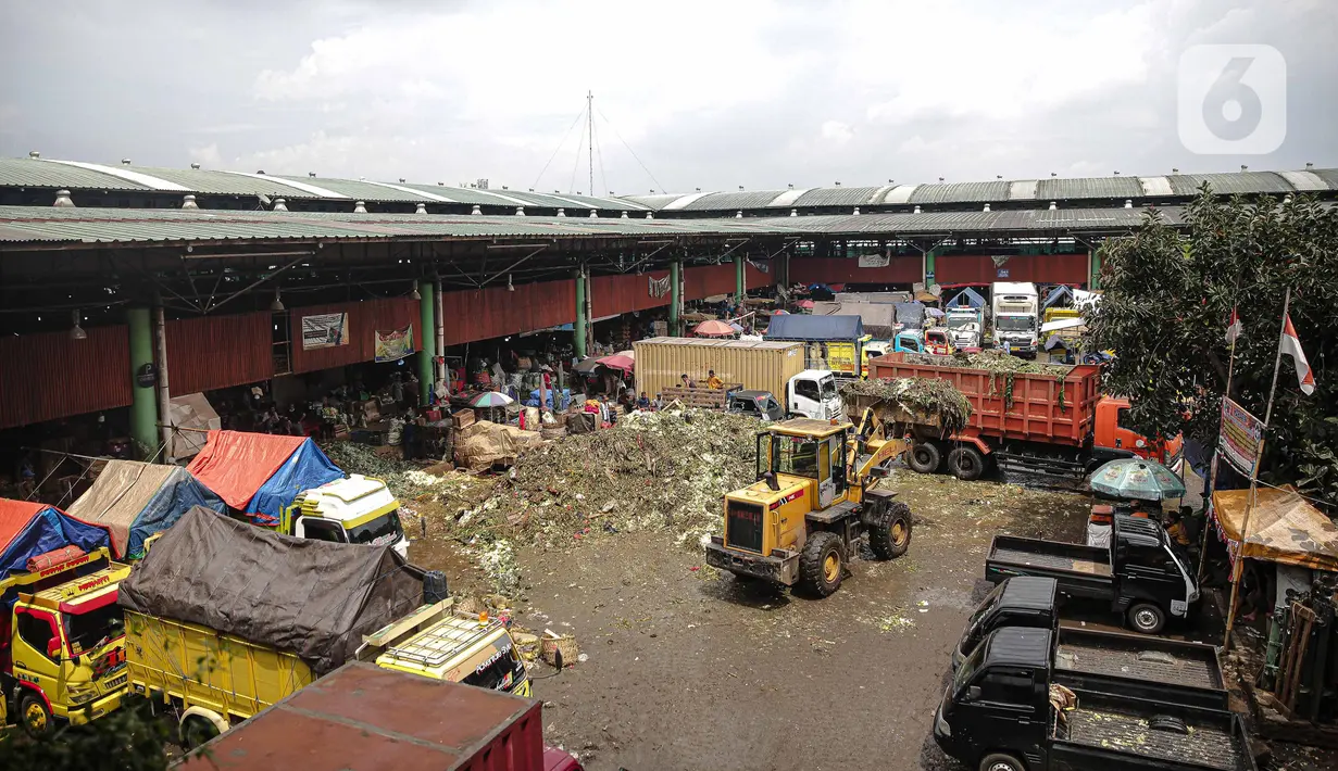 Sejumlah truk terparkir saat aktivitas bongkar muat di Pasar Induk Kramat Jati, Jakarta Timur, Rabu (12/1/2022). Pemprov DKI Jakarta melalui Perumda Pasar Jaya berencana akan merevitalisasi Pasar Induk Kramat Jati dengan luas 14,7 hektare ini pada tahun 2022. (Liputan6.com/Faizal Fanani)