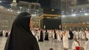 Tak jauh berbeda dengan Nagita, Paula Verhoeven juga mengandalkan gamis dan khimar serba hitam. [@raffinagita1717]
