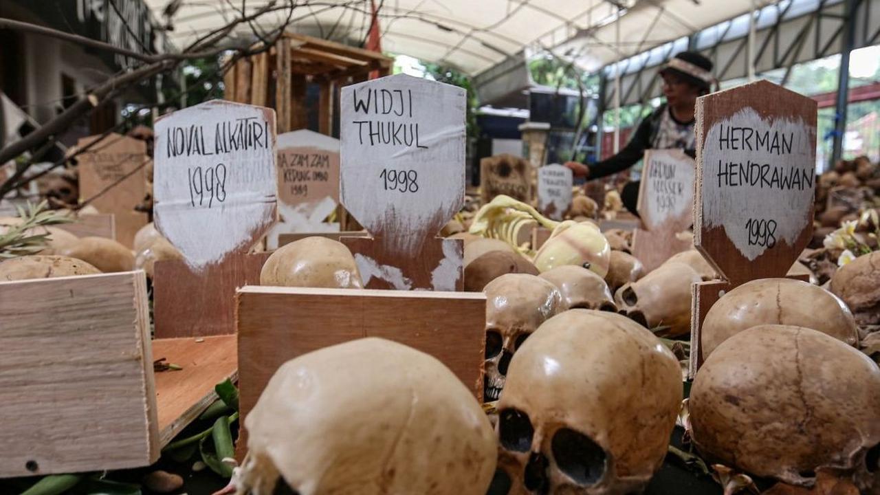 Memperingati 26 tahun reformasi dan napak tilas pelanggaran HAM Orde Baru, aktivis menampilkan 2.000 tengkorak dan 1.000 nisa kuburan. Foto: Liputan6.com / Angga Yuniar