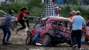 dari rekan-rekannya saat memenangkan kompetisi saling menghancurkan mobil 'Demolition Derby' wanita pertama di Ta 'Qali, Malta, 10 Maret 2019. (REUTERS/Darrin Zammit Lupi)