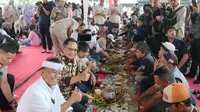 Nikmati Nasi Liwet, Mendagri Ngariung Bareng Sopir Truk Genteng di Purwakarta