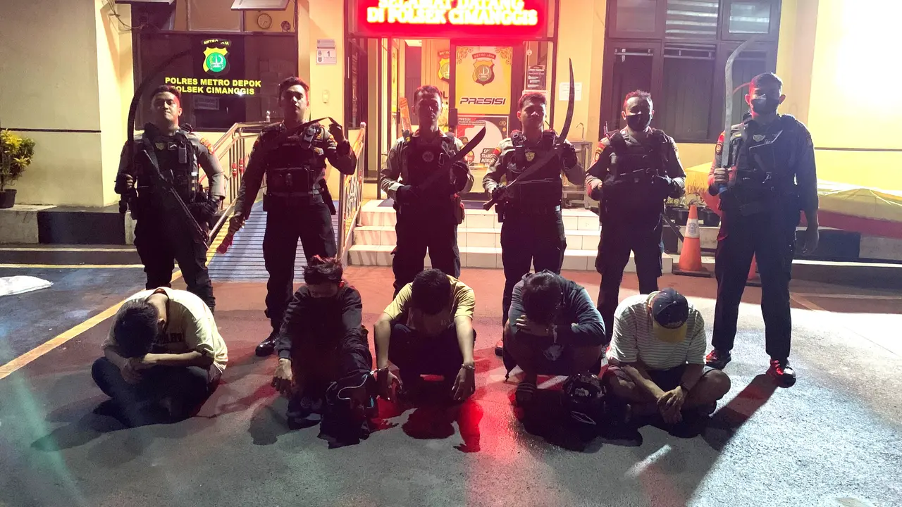 Anggota Patroli Perintis Presisi Polres Metro Depok menangkap kelompok remaja yang membawa senjata tajam di wilayah Pekapuran, Tapos.