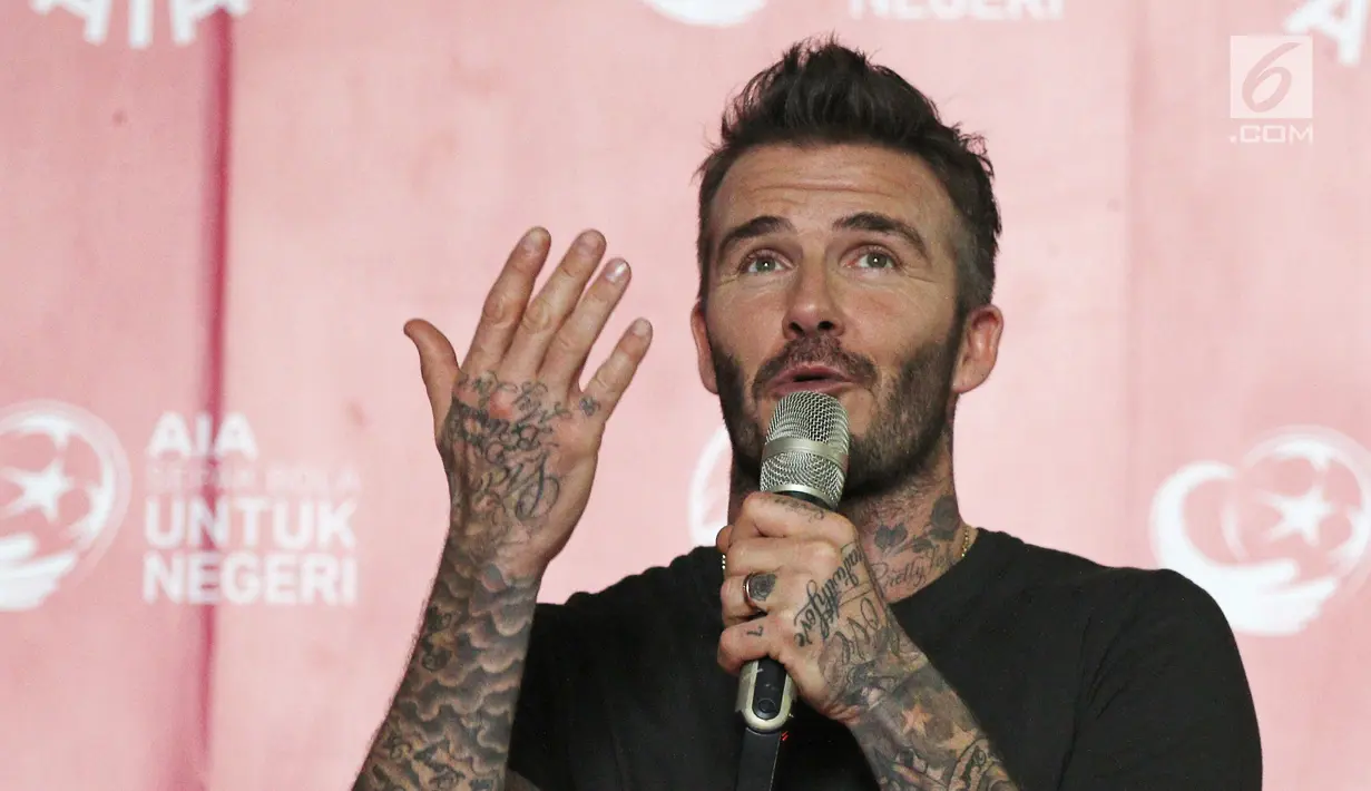 Mantan bintang sepak bola Inggris David Beckham memberikan sambutan pada acara AIA Sepak Bola untuk Negeri di Jakarta, Minggu (25/3). David Beckham tampil dengan kaos hitam dan badan penuh tato. (Liputan6.com/Herman Zakharia)