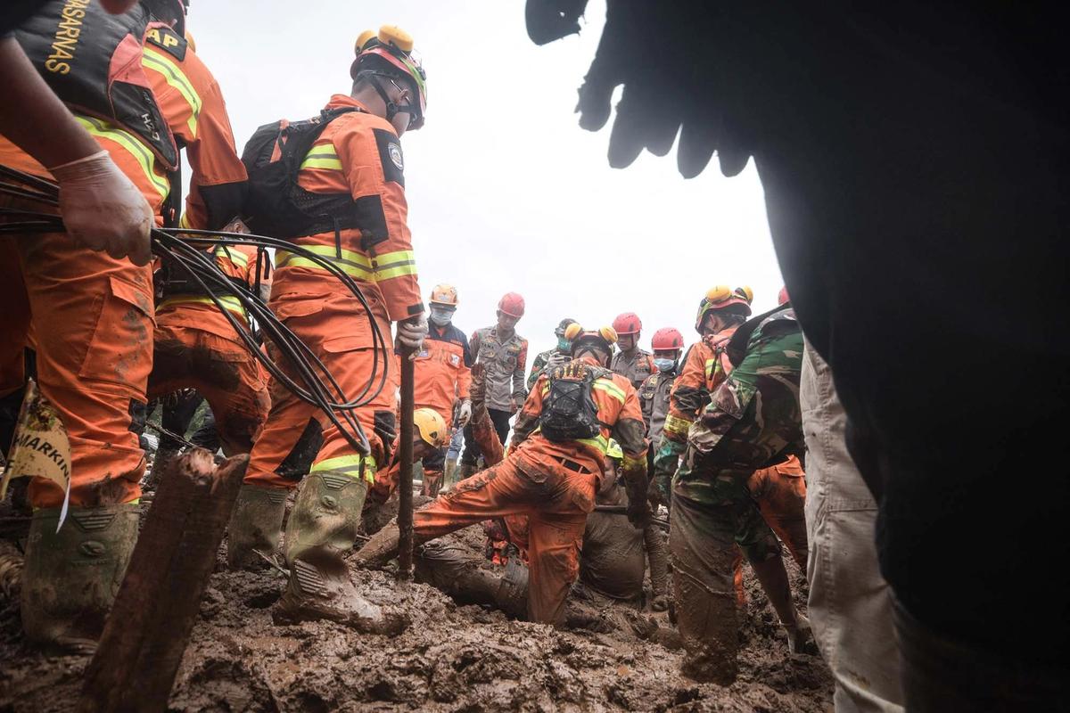 FOTO: Tim SAR Terus Mencari Korban Longsor Pasirlangu