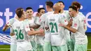 Para pemain Werder Bremen merayakan gol yang dicetak Maximilian Eggestein ke gawang Bayern Munich dalam laga lanjutan Liga Jerman pekan ke-8 di Allianz Arena, Sabtu (21/11/2020). Bremen mampu menahan imbang Bayern 1-1 (AFP/Lukas Barth/Pool)