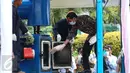 Presiden Jokowi memasukkan barang bukti narkoba yang berhasil dijaring BNN untuk dimusnahkan ke dalam mesin di Monas, Jakarta, Selasa (6/12). Ini merupakan pemusnahan narkoba yang berhasil dijaring BNN selama 2 bulan terakhir. (Liputan6.com/Faizal Fanani)