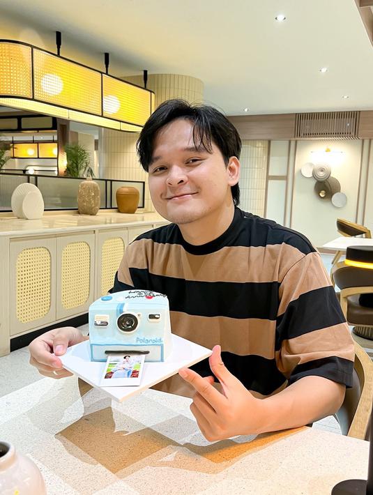 Lantaran anniversary pernikahan dan ulang tahunnya bersamaan, kue tersebut juga sekaligus menjadi kue ulang tahun Anandito Dwis. Dalam unggahan sebelumnya, Anisa Rahma menuliskan keterangan unggahan manis untuk sang suami. Sahabat Dinda Hauw ini tentunya berharap sang suami selalu dilimpahkan kebahagiaan, kesehatan dan rezeki yang berkah. (Liputan6.com/IG/@anisarahma_12)