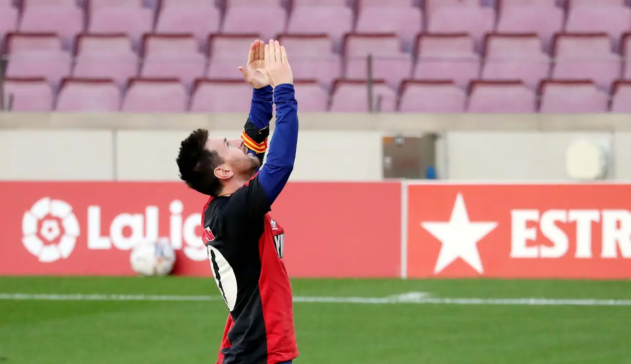 Striker Barcelona, Lionel Messi, menggunakan jersey Newell's Old Boys melakukan selebrasi saat melawan Osasuna pada laga Liga Spanyol di Stadion Camp Nou, Minggu (29/11/2020). Gol tersebut dipersembahkan untuk mendiang Diego Maradona. (AFP/J. Bassa)