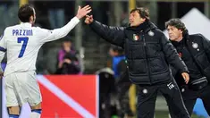 Striker Inter Milan Giampaolo Pazzini (kiri) merayakan gol dengan pelatih Leonardo pada partai Serie A di Stadio Artemio Franchi, kandang Fiorentina, 16 Februari 2011. AFP PHOTO/ALBERTO PIZZOLI