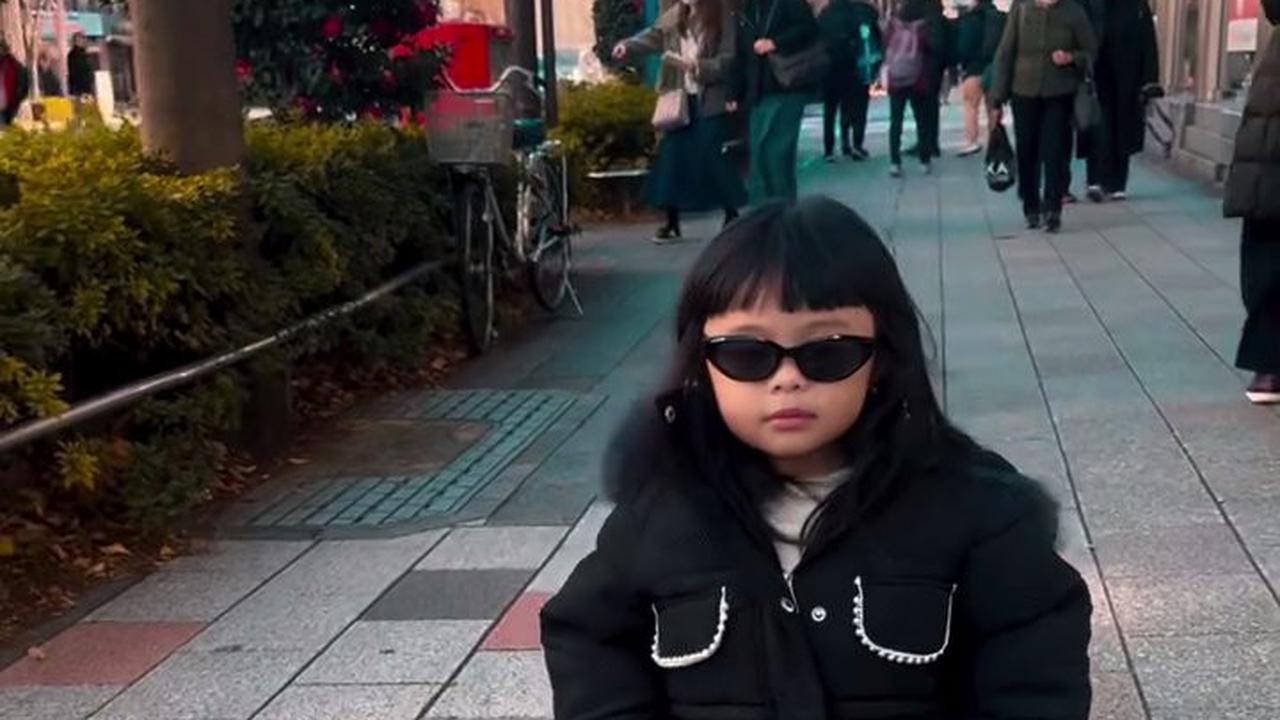 Liburan ke Luar Negeri, Gaya Ameena Anak Atta Halilintar Dan Aurel Hermansyah yang Stylish - Minta Divideoin Pengin Jadi Model