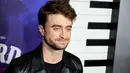 Daniel Radcliffe berpose saat menghadiri pemutaran perdana film "Weird: The Al Yankovic Story" di Alamo Drafthouse Cinema Downtown Brooklyn di New York pada Selasa, 1 November 2022. Radcliffe menggambarkan musisi ikonik 'Weird' Al Yankovic dalam film biografi yang sangat dinanti, yang mengikuti ketenaran musisi dan komedian tercinta dan kegemarannya akan lagu-lagu populer yang sarat akordeon. (Theo Wargo/Getty Images/AFP)