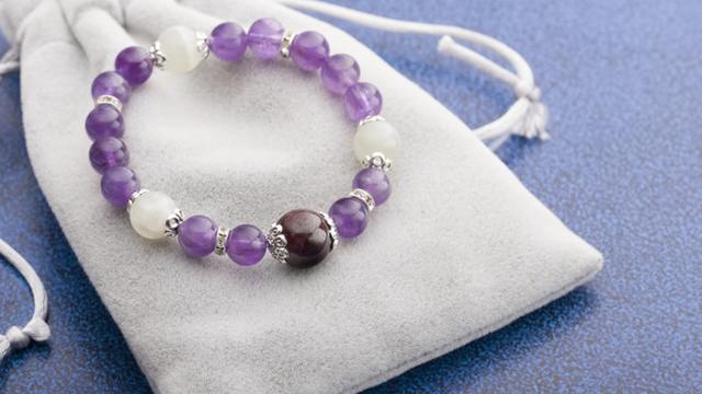 Gelang atau Jam Tangan