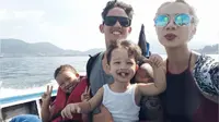 Irfan Bachdim bersama istri dan kedua anaknya (Istimewa/Liputan6.com)